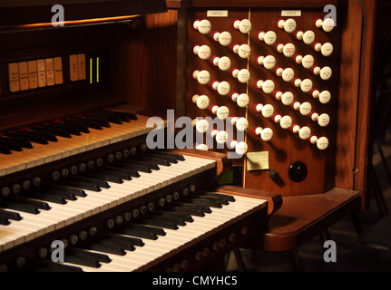 Schlüssel und Haltestellen auf einer Kirchenorgel Stockfoto