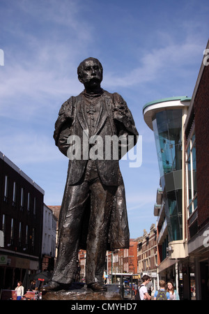 Worcester - Elgar Statue in Worcester High Street. Edward Elgar, englischer Komponist. Stockfoto