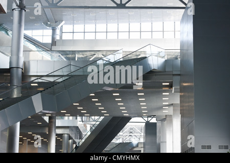 modernes Business Center Interieur mit Rolltreppen Stockfoto