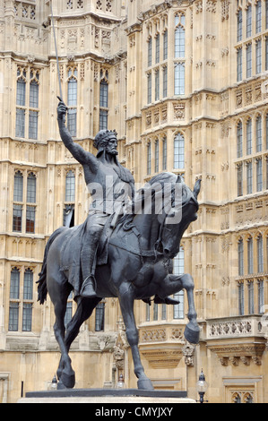 Statue von Richard, Palace of Westminster, London, Vereinigtes Königreich I oder Richard Löwenherz, ein König von England war, und Herzog Stockfoto