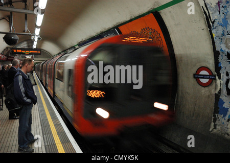 Vereinigtes Königreich, London, Tottenham Gericht Straße, London Underground u-Bahn betreten der Stations zur Tottenham Court road Stockfoto