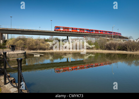 Docklands Light Railway Zug spiegelt sich in Ost-Indien-Dock-Becken. Stockfoto