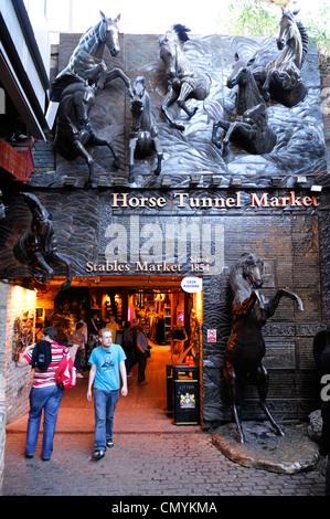 Großbritannien, London, Camden, Camden Stables Market, Tunnel Pferdemarkt, Geschäfte und Pferd statue Stockfoto