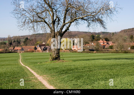 Dollar - Chiltern Hills - Little Missenden - Blick ins Dorf - von Fußweg über Felder - Vorfrühling Sonnenschein Stockfoto