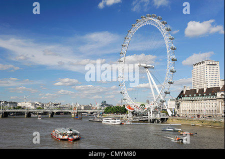 Vereinigtes Königreich, London, Themse, Riesenrad für die 2000 und Messung 135 Fuß hoch an den Ufern der Themse gebaut Stockfoto