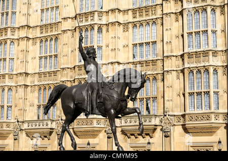 Statue von Richard, Palace of Westminster, London, Vereinigtes Königreich I oder Richard Löwenherz, ein König von England war, und Herzog Stockfoto