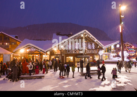 Frankreich, Haute Savoie, Morzine, Aulps-Tal, das Stadtzentrum und der Tourist-Information im Ort Baraty Stockfoto