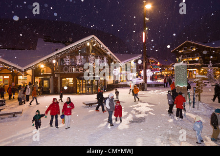 Frankreich, Haute Savoie, Morzine, Aulps-Tal, das Stadtzentrum und der Tourist-Information im Ort Baraty Stockfoto