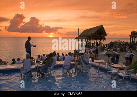 Jamaika Negril Ricks Cafe Open Air Pool Bar Sicht bei Sonnenuntergang Stockfoto