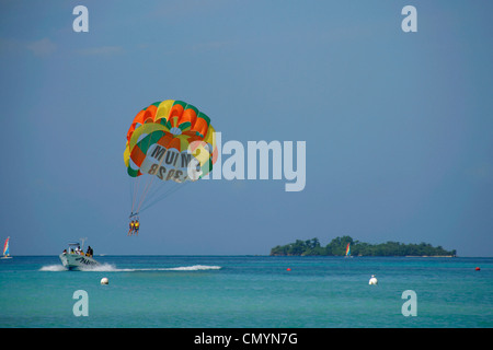 Jamaika-Negril Strand Parasailing Boot Stockfoto