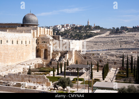 Blick von den Mauern der Altstadt auf dem Ölberg in Ost-Jerusalem. Israel Stockfoto