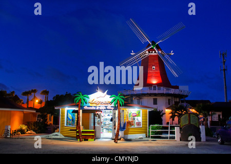 Antillen, Aruba, The Mill, holländische Windmühle, De Olde Molen in der Dämmerung Stockfoto