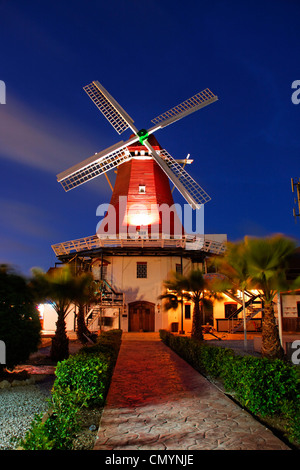 Antillen, Aruba, The Mill, holländische Windmühle, De Olde Molen in der Dämmerung Stockfoto