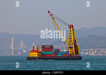 China, Hong Kong, leichter Schiff Transport von Containern Stockfoto