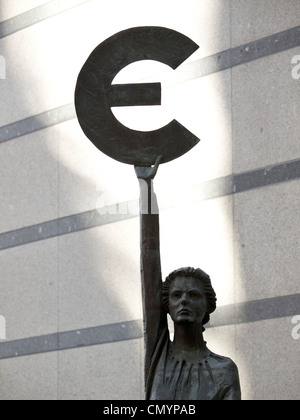 Bronze Statue Frau Göttin Europa hält Euro-Währungssymbol vor dem Europäischen Parlament, Brüssel, Belgien Stockfoto