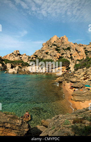 Italien Sardinien Capo Testa Cala Spinosa, Sandstrand mit Cristal klares Wasser, umgeben von bizarren Felsen Stockfoto