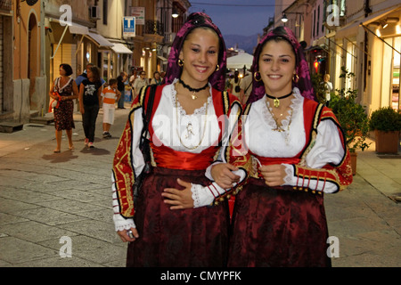 Italien-Sardinien-Olbia, Frauen mit traditionellen Kostümen auf Hauptstraße Stockfoto