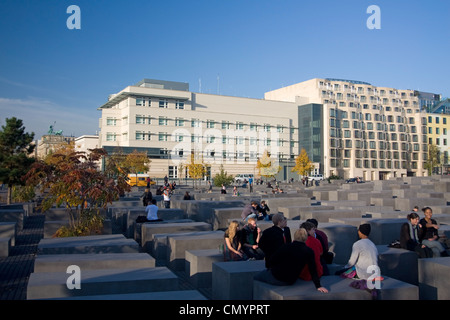 Berliner Holocaust-Mahnmal, Beton Fünfergruppe vom Architekten Peter Eisenmann Hintergrund neue amerikanische Botschaft Stockfoto