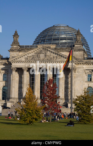 Berlin, Reichstagsgebäude mit der Kuppel von Norman Forster, im freien Stockfoto