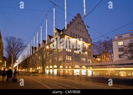 Bahnhofstrasse in der Dämmerung mit Chistmas Illumination, Straßenbahn Stockfoto