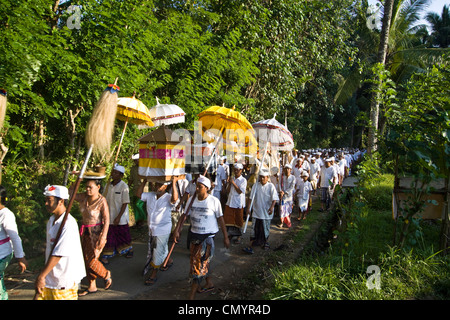 Hindus, die Tempel in Ubud Angebote bringen, während Koningan Ceremoy, Bali Indonesien Stockfoto