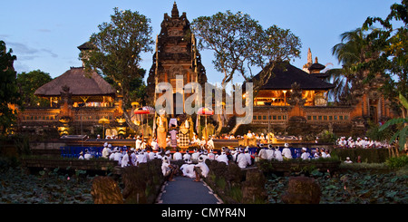 Tempel in Ubud während der Koningan Zeremonie, Bali Indonesien Stockfoto