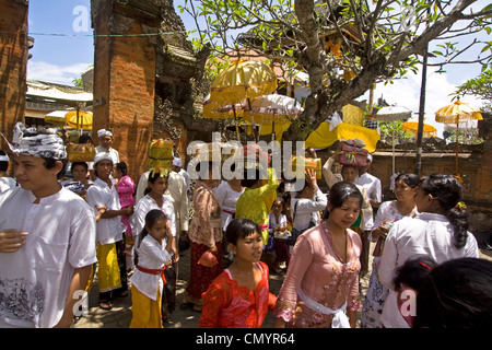 Hindus, die Tempel in Mas Angebote bringen, während Koningan Ceremoy, Bali Indonesien Stockfoto