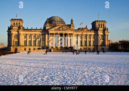 Reichstagsgebäude im Winter mit Schnee, im Freien, Berlin, Deutschland, Europa Stockfoto