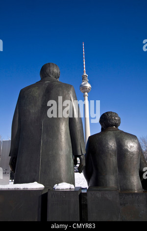 Schneelandschaft bei Marx und Engels Skulptur, Hintergrund Alex, Berlin-Mitte Stockfoto