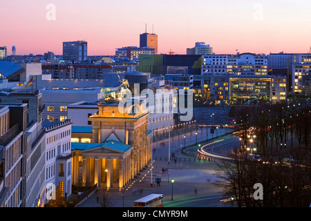 Brandenburger Tor, die Quadriga, Blick vom Reichtstag Kuppel, Hintergrund neue amerikanische Botschaft, Tiergarten, Berlin Stockfoto