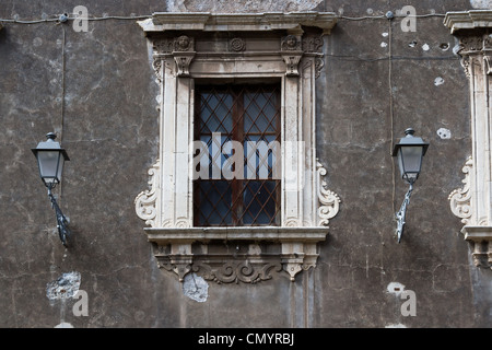 Eine barocke Fenster und Fenster aus einem alten Palast in der Nähe von der Kirche in Catania, Sizilien Stockfoto