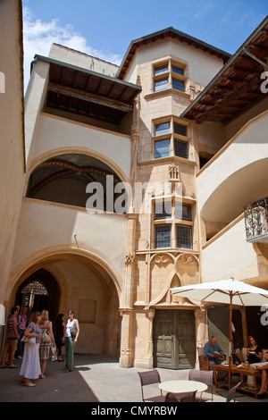 Oberleitungsbus, Innenhof im alten Stadtzentrum, Vieux Lyon, UNESCO World Heritage Lyon, Rhone-Alpes, Frankreich Stockfoto