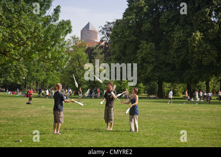 Studenten im Parc De La Tête D Or, Jonglieren Hintergrund Teil Dieu Turm, Lyon, Rhone Alpes, Frankreich Stockfoto