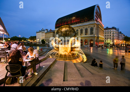 Oper von Lyon neu gestaltet von Architekt Jean Nouvel 1985 bis 1993, Street Café, Brunnen, Lyon, Rhone Alpes, Frankreich Stockfoto