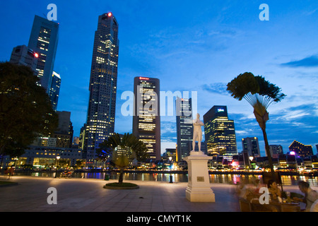 Skyline von Singapur, Raffles Statue, Süd-Ost-Asien, twilight Stockfoto