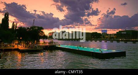 Badeschiff im Fluss Spree bei Sonnenuntergang, Badeschiff, Berlin, Germany Stockfoto