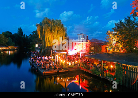 Café, Bar, Restaurant Freischwimmer in Kreuzberg am Abend, Berlin Stockfoto