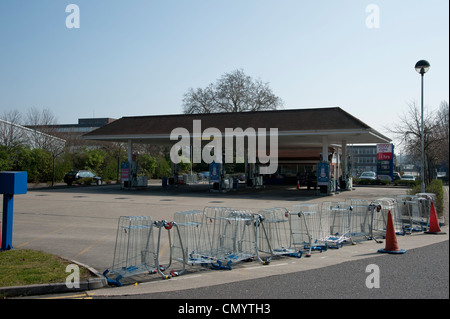 Ölkrise, März 2012. Einkaufswagen blockieren den Eingang zum geschlossenen Tankstelle am Tesco Speicher, Fleetsbridge, Poole. Stockfoto