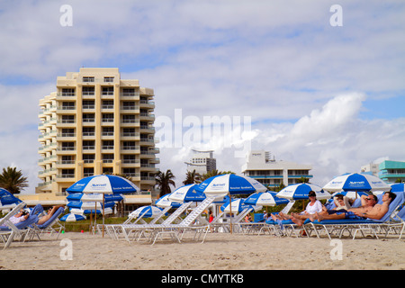 Miami Beach, Florida, Vermietung, Liegestühle, Marriott, Hotel, Gebäude, Mann Männer, Frau, Frauen, Sonnenbaden, öffentlicher Strand, FL120101010 Stockfoto