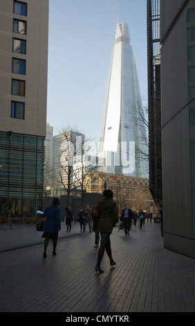 Menschen, die in einer bebauten Fußgängerzone in More London, Großbritannien, spazieren. Stockfoto