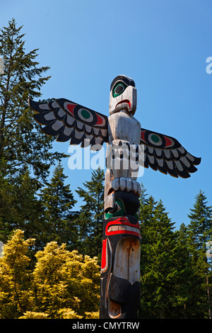 Totempfahl in The Butchart Gardens in der Nähe von Victoria auf Vancouver Island, Kanada, Nordamerika Stockfoto