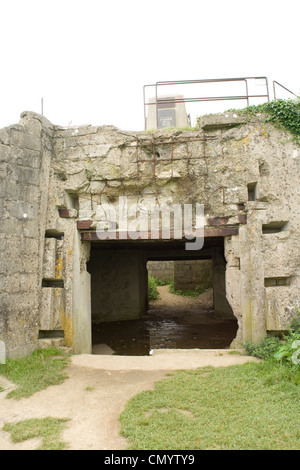 5. Engineer Special Brigade Memorial Erinnerung an die D-Day-Toten am deutschen Bunker WN62 mit Blick auf Omaha Beach in der Normandie Stockfoto