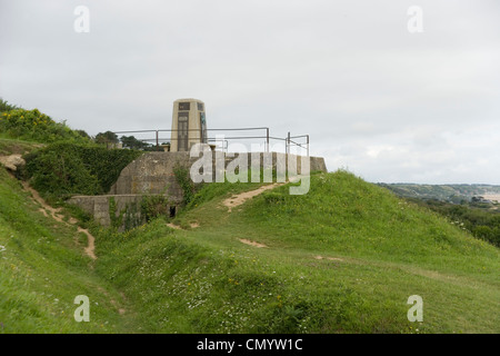 5. Engineer Special Brigade Memorial Erinnerung an die D-Day-Toten am deutschen Bunker WN62 mit Blick auf Omaha Beach in der Normandie Stockfoto