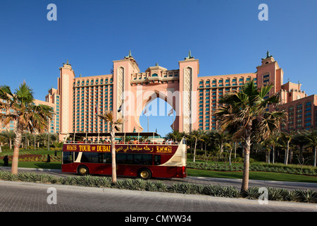 Tour-Bus vor Hotel Atlantis, The Plam Jumeirah, Dubai, Vereinigte Arabische Emirate Stockfoto