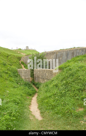 5. Engineer Special Brigade Memorial Erinnerung an die D-Day-Toten am deutschen Bunker WN62 mit Blick auf Omaha Beach in der Normandie Stockfoto