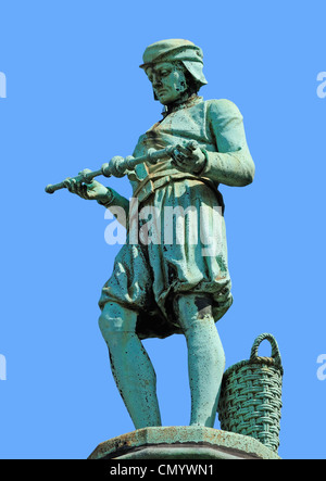 Brüssel, Belgien. Place du Petit Sablon. Eine der 48 Statuen alte Berufe. Woodturner Stockfoto