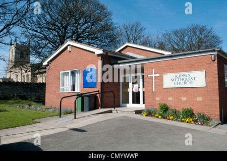 Kippax Methodistenkirche mit der St.Mary C E Kirche im Hintergrund Stockfoto