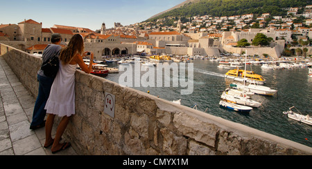 Blick vom Wehrgang zum alten Hafen von Dubrovnik, Kroatien Stockfoto