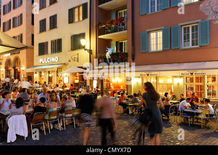 Schweiz, Zürich, Niederdorf, Leute, Restaurants im Sommer im freien Stockfoto