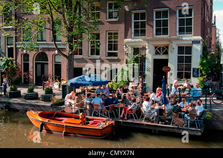 Cafe auf eine Kanalbrücke, Jordaan Viertel, Amsterdam, Holland Stockfoto